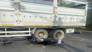 İzmirde motosiklet sürücüsü genç, kaza kurbanı