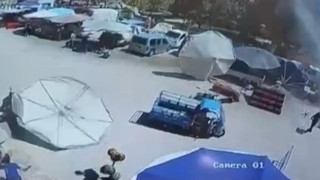 İzmirde pazar şemsiyesi hamile kadın ve çocuğunun üzerine düştü