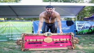 İzmirin yağlı güreş şöleninde başpehlivan Erkan Taş oldu