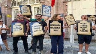 İzmirli kooperatif mağdurlarından Büyükşehir önünde mezar taşlı eylem