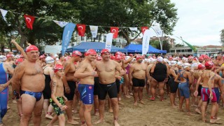 İzmit Körfezinde nefesler tutuldu: 343 kişi aynı anda 2 bin 600 metre kulaç attı