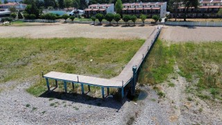 İznik Gölünün en büyük iskelesi karada kaldı