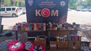Kaçak parfüm satan şahıslar yakalandı