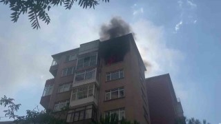 Kadıköyde 11 katlı binada yangın paniği: Anne ve iki çocuğu dumandan etkilendi
