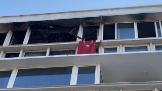 Kadıköyde apartman dairesi alev alev yandı