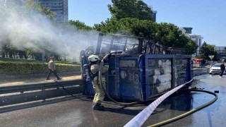 Kadıköyde hurda yüklü kamyonun dorsesi alev alev yandı