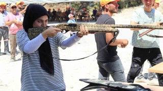 Kadın atacı erkeklere taş çıkarttı