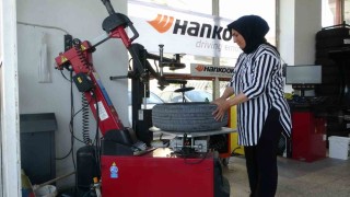 Kadınlar yapamaz diyenlere inat 24 yıldır lastik tamiri yapıyor