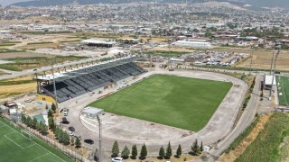 Kahramanmaraşta 4 bin kişilik futbol sahası hızla yapılıyor