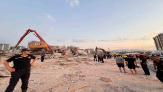 Kahramanmaraşta bina yıkımı sırasında iş makinası operatörü göçük altında kaldı