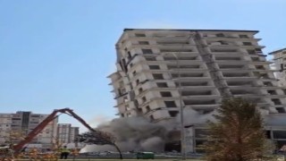 Kahramanmaraşta hasarlı bina böyle yıkıldı