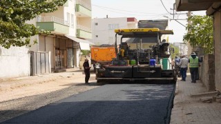 Kahtada sıcak asfalt çalışmalarıyla yollar yenileniyor