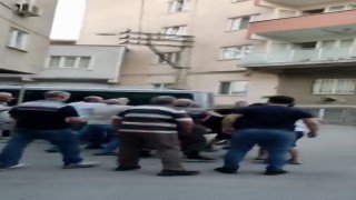 Kalabalığın ortasında tekme tokat dövdüler