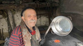 Kalaycılık mesleğini 62 yıldır sürdürüyor