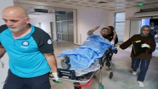 Kalçasından bıçaklanan şahıs yarasını unutup basın mensuplarına küfretti