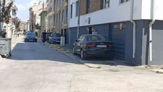 Kaldırım işgalini beton dubalar bile engelleyemiyor