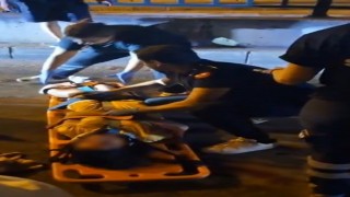 Kaldırıma çarparak yola savruldular: 1i ağır 2 yaralı