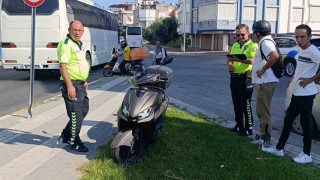 Kaldırımdaki trafik levhasına çarpan motorlu bisikletin sürücü yaralandı