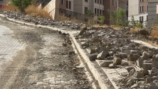 Kaldırımlarda bırakılan moloz yığınları tepkilere neden oldu