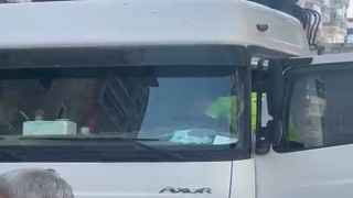 Kalp krizi geçiren tır sürüsü otomobile çarptı: 2 yaralı