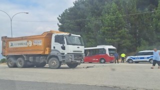 Kamyon ile minibüs çarpıştı 4 kişi yaralandı