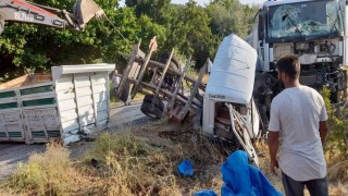 Kamyon ile su tankeri çarpıştı: 4 yaralı