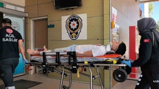 Kamyonet direğe çarptı 3 yaralı