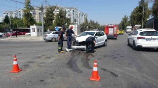 Kamyonet ile otomobil kavşakta çarpıştı: 1 yaralı