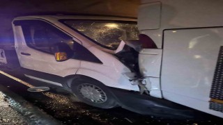 Kamyonet ve yolcu otobüsünün çarpışmasında 7 kişi yaralandı