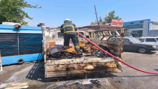 Kamyonetin kasasında çıkan yangın söndürüldü