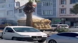 Kamyonetin kasasındaki balyalar alevlere teslim oldu, müdahale etmek isteyen sürücü yaralandı