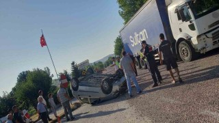 Kamyonla çarpışan otomobil takla attı: 1i çocuk 5 yaralı