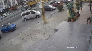 Kamyonun çarptığı otomobilin sürüklendiği kaza kamerada