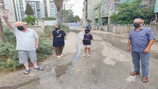 Kanalizasyon taştı, vatandaş sokağa maskesiz çıkamaz hale geldi