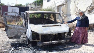 Kanserden eşini kaybeden kadının, 4 evladının ekmek parasını kazandığı minibüs yandı