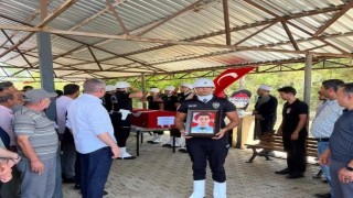 Kansere yenik düşen polis, gözyaşlarıyla uğurlandı