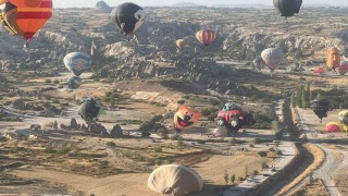 Kapadokyada Balon Festivali başladı: 27 ülkeden 38 balon gökyüzünü süsledi