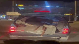 Kapağı açık bagajda yük üzerinde yolculuk yaptı