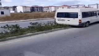 Kapaklıda kontrolden çıkan minibüs refüjdeki ağaca ve direğe çarptı