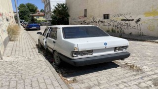 Kapısı açık ve plakasız hurda otomobil dikkat çekti