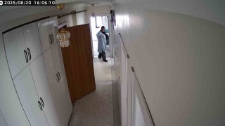 Kapıyı tıklatıp eve giren soyguncu kadınlar, kamerayı görünce panikledi