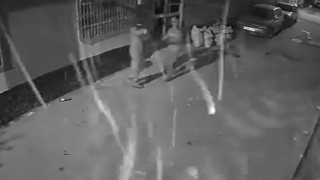 Kar maskeli şüpheliler eve ateş açıp o anları kaydetti