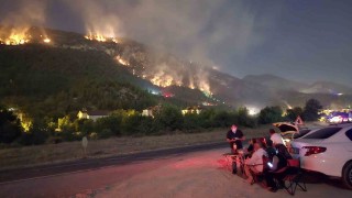 Karabükte orman yangınını kamp sandalyesine yaslanıp izlediler