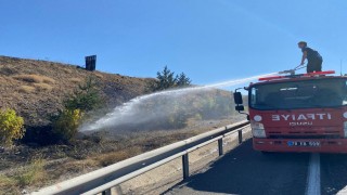 Karabükte yol kenarında çıkan ot yangını söndürüldü