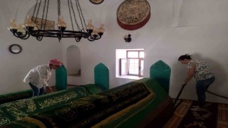 Karacasudaki türbeler temizlendi