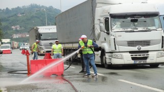 Karadeniz Sahil Yolu kenarına tırlardan atılan çöpleri gönüllü olarak temizlediler