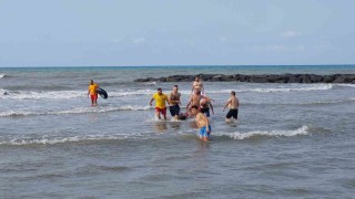 Karadenizde can pazarı: 2 arkadaş baygın halde denizden çıkartıldı