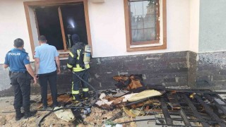 Karamanda apartmanın giriş katındaki dairede çıkan yangın korkuttu