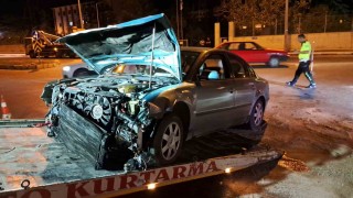 Karamanda hafif ticari araç otomobille çarpıştı: 4 yaralı