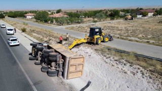 Karamanda kontrolden çıkan mıcır yüklü kamyon devrildi: 1 yaralı